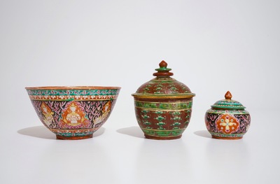 Een Chinese Bencharong dekselkom, een kom met zwarte fond en een dekselvaasje, 19e eeuw